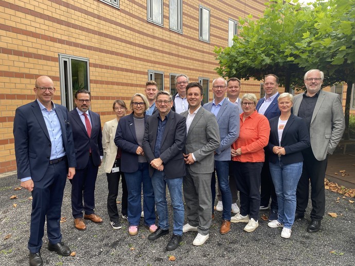 Ein Gruppe mit mehrerer Männern und Frauen lächelt in die Kamera. (Bild: LWL/SchuFi)) Ein Gruppe mit mehrerer Männern und Frauen lächelt in die Kamera. (Bild: LWL/SchuFi))